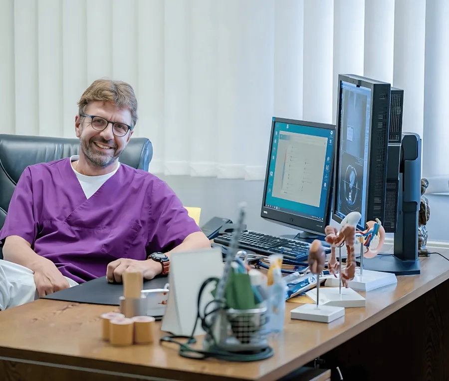 Dr. Matthias Fendel am Schreibtisch in der Praxis